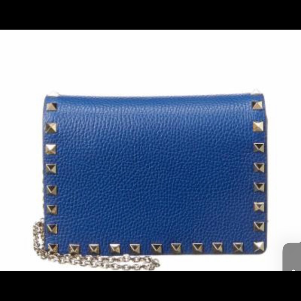 VALENTINO ROCKSTUD GRAINY CALFSKIN CHAIN POUCH